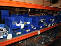 Voorraden op vijf legborden w.o. kabelgootonderdelen, afhangmaterialen, klemmen, beugels etc. let op! ophal... - afbeelding 7 van  9