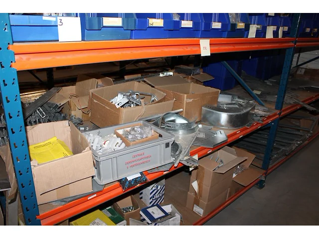 Voorraden op vijf legborden w.o. kabelgootonderdelen, afhangmaterialen, klemmen, beugels etc. let op! ophal... - afbeelding 8 van  9
