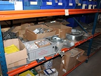 Voorraden op vijf legborden w.o. kabelgootonderdelen, afhangmaterialen, klemmen, beugels etc. let op! ophal... - afbeelding 8 van  9