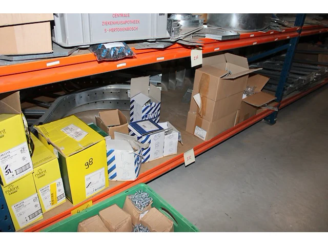 Voorraden op vijf legborden w.o. kabelgootonderdelen, afhangmaterialen, klemmen, beugels etc. let op! ophal... - afbeelding 9 van  9