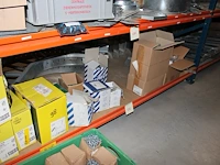 Voorraden op vijf legborden w.o. kabelgootonderdelen, afhangmaterialen, klemmen, beugels etc. let op! ophal... - afbeelding 9 van  9