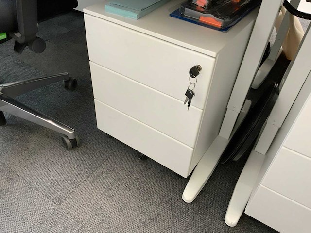 Voortman duo werkplek met 2 x interstuhl bureaustoel en 2 x ladeblok - afbeelding 2 van  13