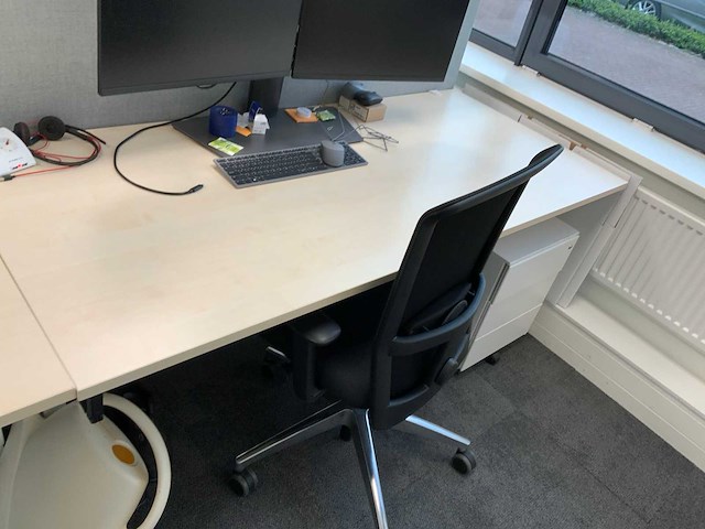 Voortman duo werkplek met 2 x interstuhl bureaustoel en 2 x ladeblok - afbeelding 7 van  13