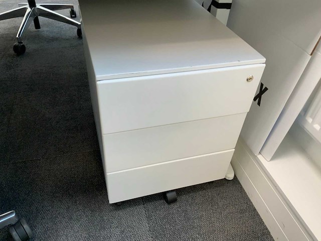 Voortman duo werkplek met 2 x interstuhl bureaustoel en 2 x ladeblok - afbeelding 11 van  13