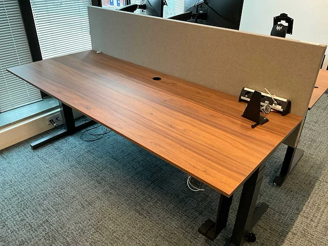 Voortman elektrisch zit-sta bureau (2x) - afbeelding 4 van  4