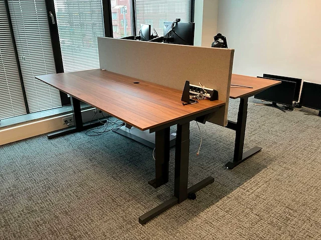 Voortman elektrisch zit-sta bureau (2x) - afbeelding 1 van  4