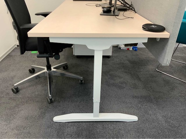 Voortman werkplek met interstuhl bureaustoel en ladeblok - afbeelding 2 van  9