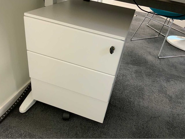 Voortman werkplek met interstuhl bureaustoel en ladeblok - afbeelding 4 van  9