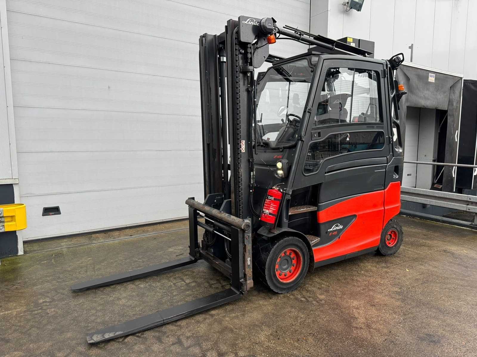 Vorkheftrucks, knijperwagen, graafmachines, gereedschappen en schoonmaakmachines