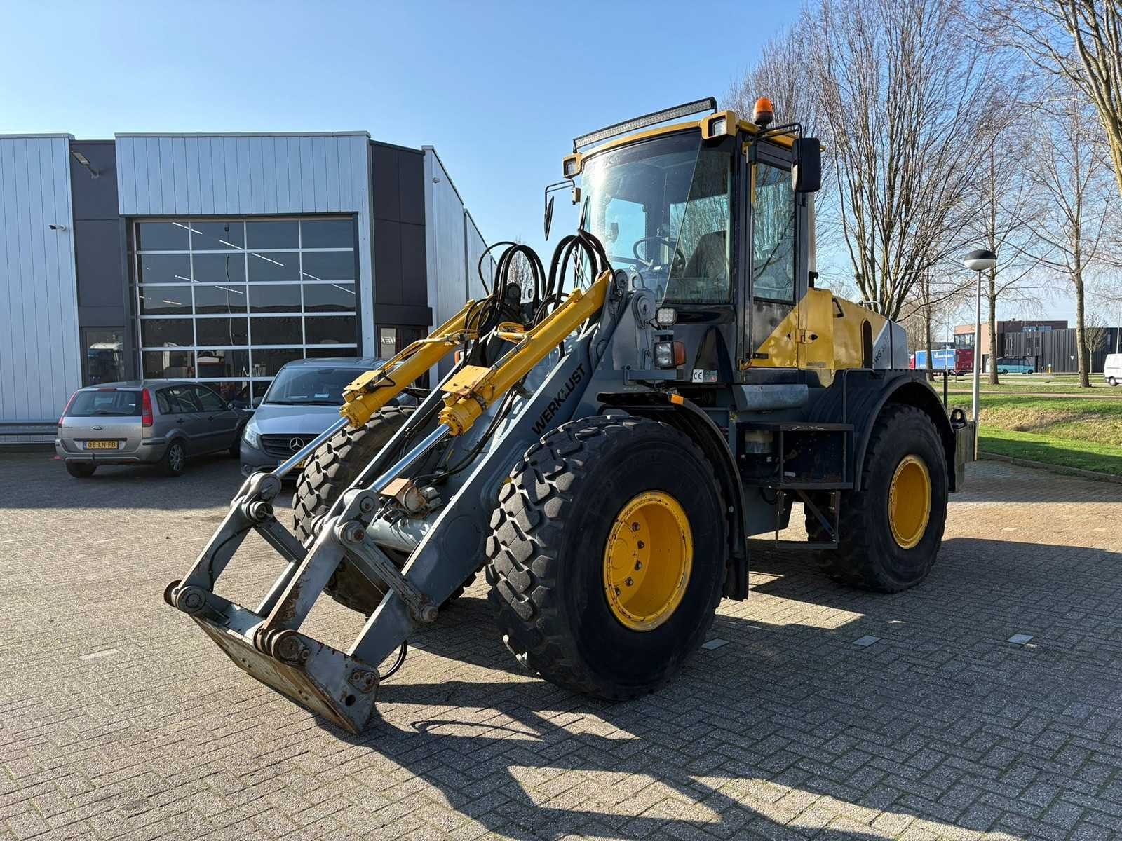 Vorkheftrucks, vrachtwagens, opleggers, bedrijfsvoertuigen en grondverzet