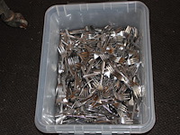 Vorkjes in kunststofbak. - afbeelding 1 van  2