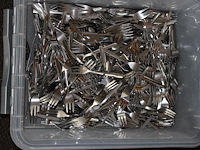 Vorkjes in kunststofbak. - afbeelding 2 van  2