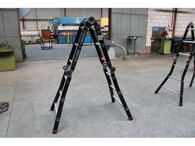 Vouwtrap altrex met 4x 3 treden. - afbeelding 1 van  2