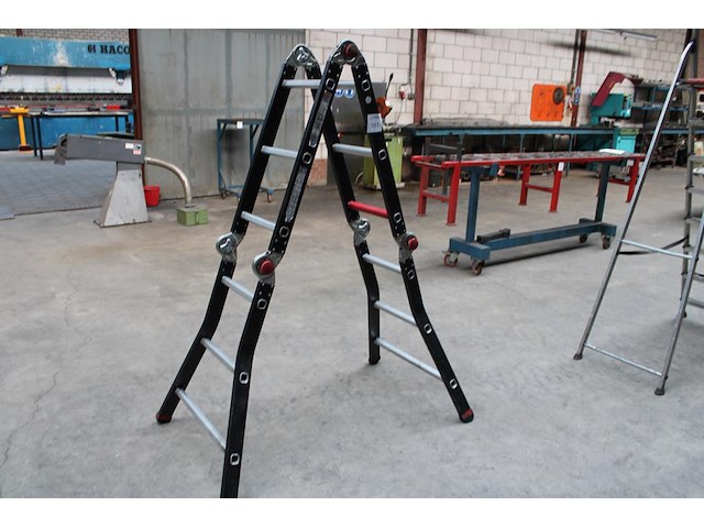 Vouwtrap altrex met 4x 3 treden. - afbeelding 1 van  2