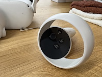 Vr bril met twee controllers oculus vermoedelijk quest 2. - afbeelding 2 van  3
