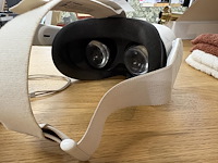 Vr bril met twee controllers oculus vermoedelijk quest 2. - afbeelding 3 van  3