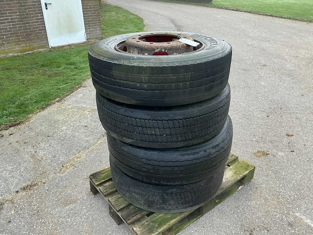 Vrachtwagen band met velg (4x) - afbeelding 1 van  8
