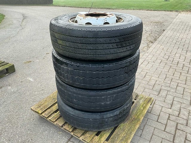 Vrachtwagen band wel velg (4x) - afbeelding 1 van  6