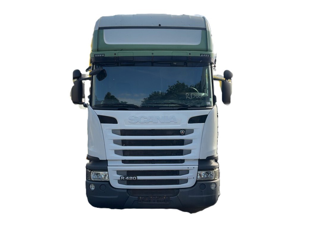 Vrachtwagen, boot, trailers en heftruck