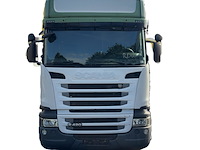 Vrachtwagen, boot, trailers en heftruck
