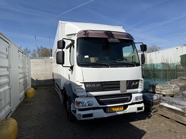 Vrachtwagen daf fa lf55 met kenteken bx-zp-89. gesloten opbouw - afbeelding 1 van  14