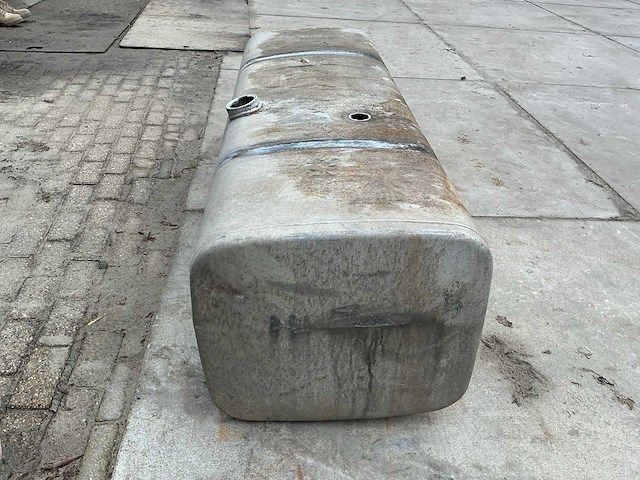 Vrachtwagen dieseltank - afbeelding 4 van  6