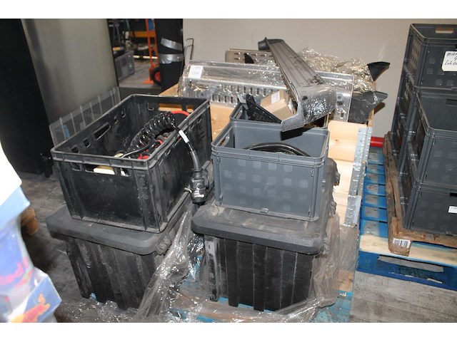 Vrachtwagen onderdelen op pallet en in palletbox w.o. treeplanken, kabels en connectoren. - afbeelding 1 van  4