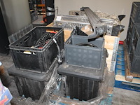 Vrachtwagen onderdelen op pallet en in palletbox w.o. treeplanken, kabels en connectoren. - afbeelding 1 van  4