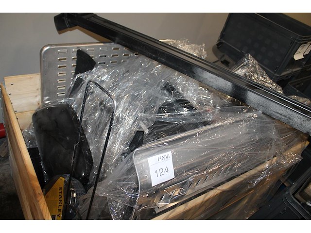 Vrachtwagen onderdelen op pallet en in palletbox w.o. treeplanken, kabels en connectoren. - afbeelding 2 van  4