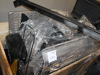 Vrachtwagen onderdelen op pallet en in palletbox w.o. treeplanken, kabels en connectoren. - afbeelding 2 van  4