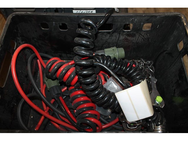 Vrachtwagen onderdelen op pallet en in palletbox w.o. treeplanken, kabels en connectoren. - afbeelding 3 van  4