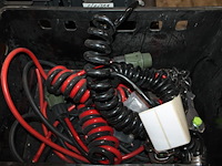 Vrachtwagen onderdelen op pallet en in palletbox w.o. treeplanken, kabels en connectoren. - afbeelding 3 van  4