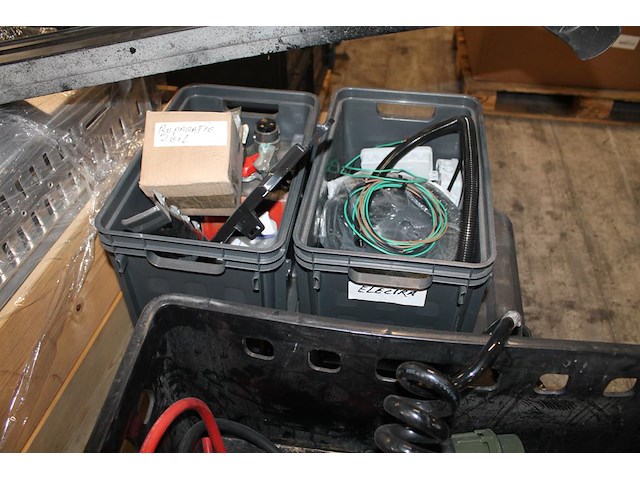 Vrachtwagen onderdelen op pallet en in palletbox w.o. treeplanken, kabels en connectoren. - afbeelding 4 van  4