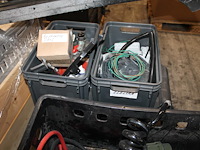 Vrachtwagen onderdelen op pallet en in palletbox w.o. treeplanken, kabels en connectoren. - afbeelding 4 van  4