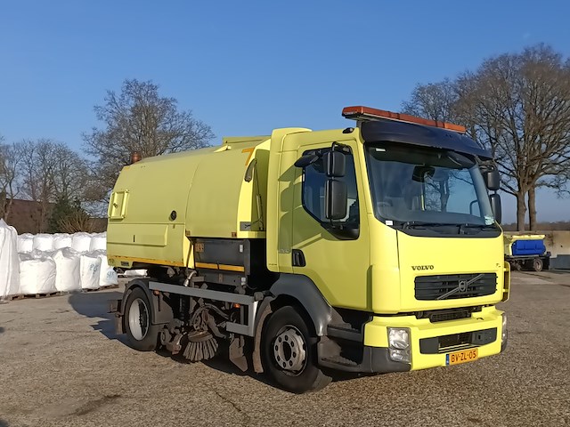Vrachtwagen, volvo, fll 42, 2009, met veegopbouw, johnston - afbeelding 12 van  35