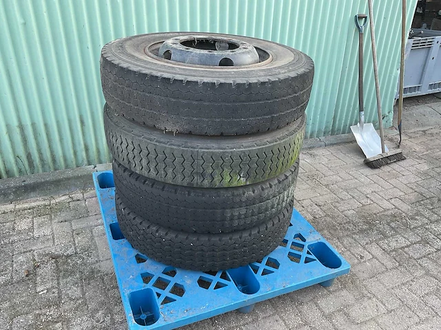 Vrachtwagenband met velg 10 r22,5 (8x) - afbeelding 1 van  6