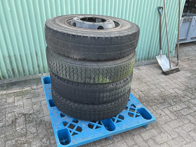 Vrachtwagenband met velg 10 r22,5 (8x) - afbeelding 1 van  6