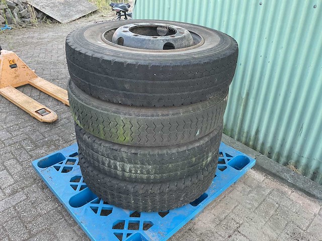 Vrachtwagenband met velg 10 r22,5 (8x) - afbeelding 2 van  6