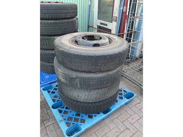 Vrachtwagenband met velg 10 r22,5 (8x) - afbeelding 5 van  6