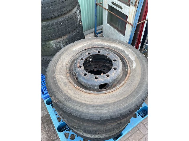 Vrachtwagenband met velg 10 r22,5 (8x) - afbeelding 6 van  6