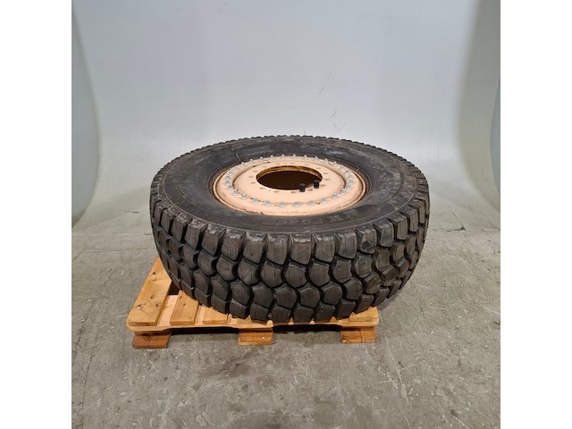 Vrachtwagenband op velg, michelin, x force - afbeelding 1 van  8