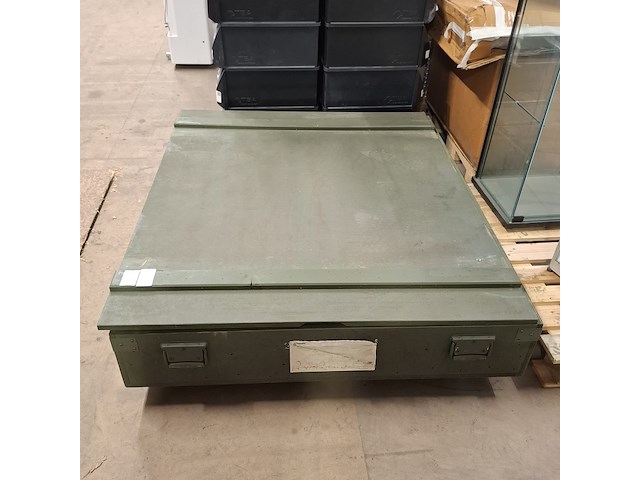 Vrachtwagendeur in transportkist - afbeelding 3 van  11