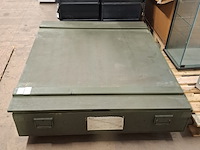 Vrachtwagendeur in transportkist - afbeelding 3 van  11