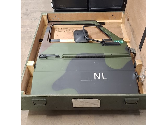 Vrachtwagendeur in transportkist - afbeelding 1 van  11