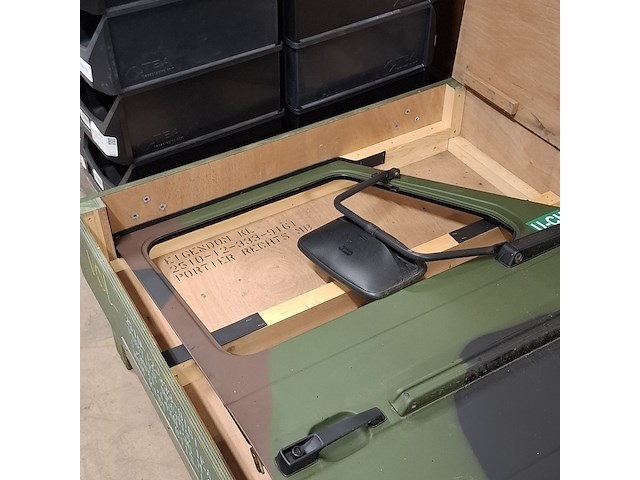 Vrachtwagendeur in transportkist - afbeelding 4 van  11