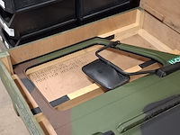 Vrachtwagendeur in transportkist - afbeelding 4 van  11