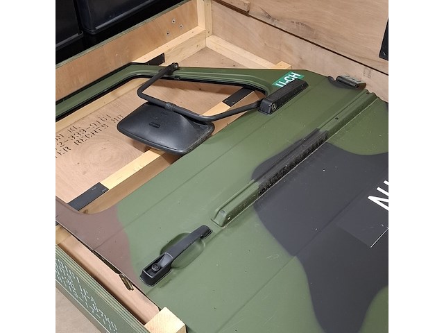 Vrachtwagendeur in transportkist - afbeelding 5 van  11