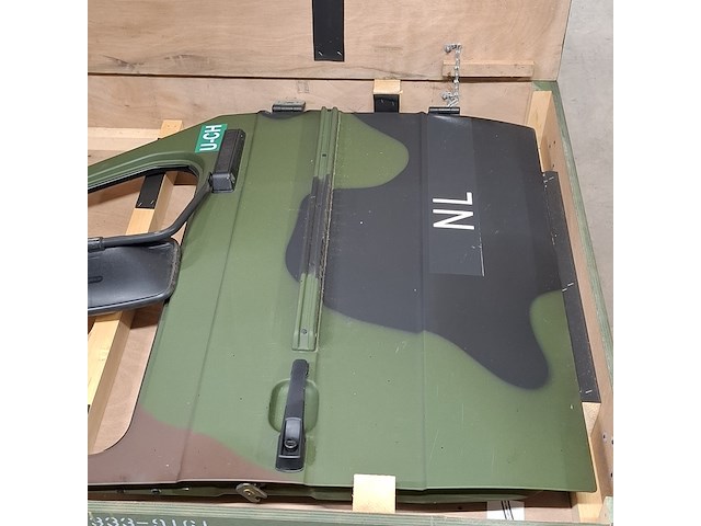 Vrachtwagendeur in transportkist - afbeelding 6 van  11