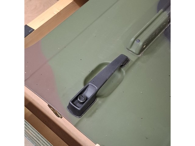 Vrachtwagendeur in transportkist - afbeelding 7 van  11