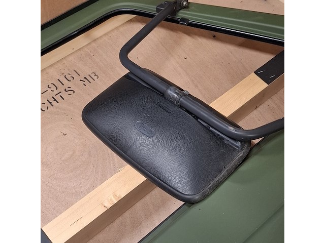 Vrachtwagendeur in transportkist - afbeelding 8 van  11